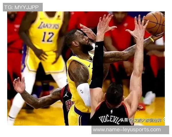 八村塁绝杀瞬间詹姆斯与湖人队员热烈庆祝场面温馨感人 八村塁绝杀瞬间詹姆斯与湖人队员热烈庆祝场面温馨感人